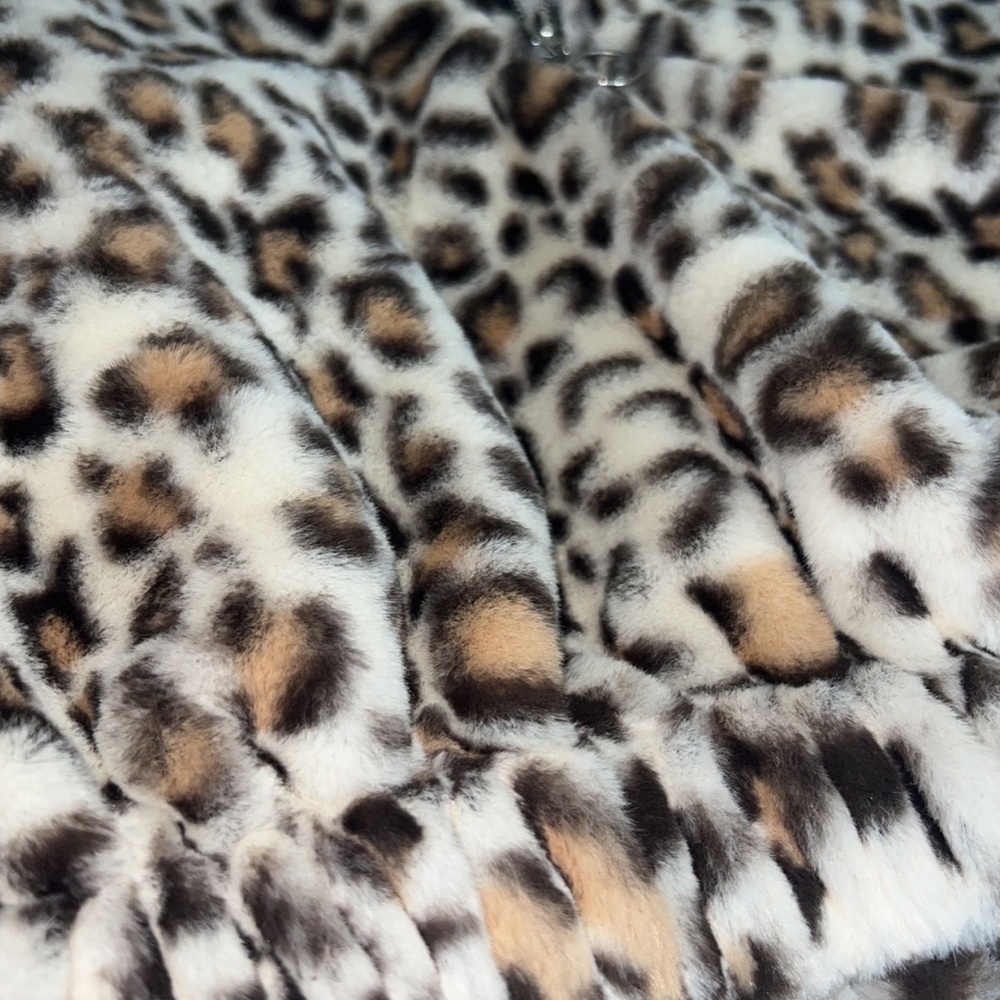 Fuzzy leopard pullover - Picture 2 of 4